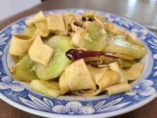 黄瓜炒豆腐皮的做法步骤：6