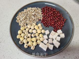 薏米红豆莲子茯苓粥的做法步骤：1