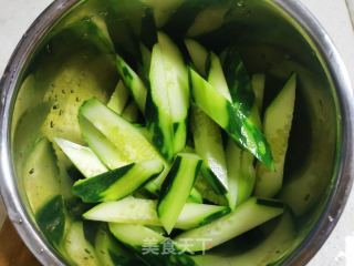 黄瓜炒鸡蛋的做法步骤：1