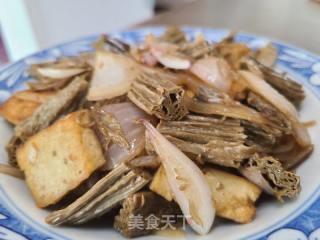 洋葱豆腐炒黑豆腐竹的做法