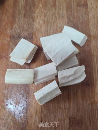 洋葱豆腐炒黑豆腐竹的做法步骤：2