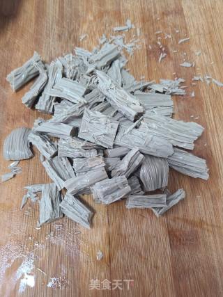 洋葱豆腐炒黑豆腐竹的做法步骤：3