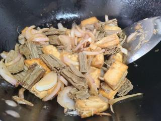 洋葱豆腐炒黑豆腐竹的做法步骤：4