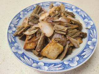 洋葱豆腐炒黑豆腐竹的做法步骤：5