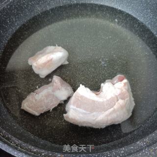 回锅肉炖酸菜的做法步骤：1