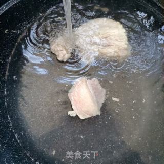 回锅肉炖酸菜的做法步骤：2
