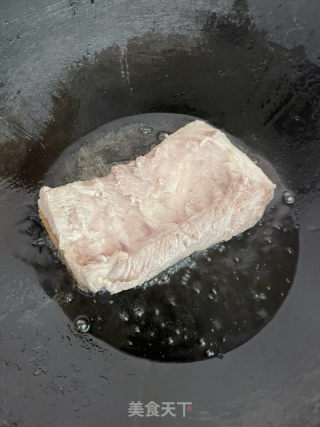 五花肉烧豆腐的做法步骤：1