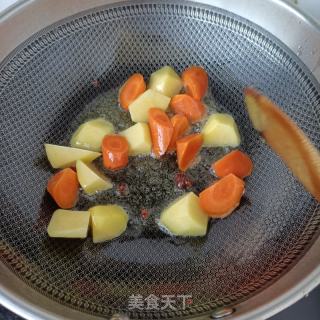 胡萝卜土豆烧牛蝎子的做法步骤：3