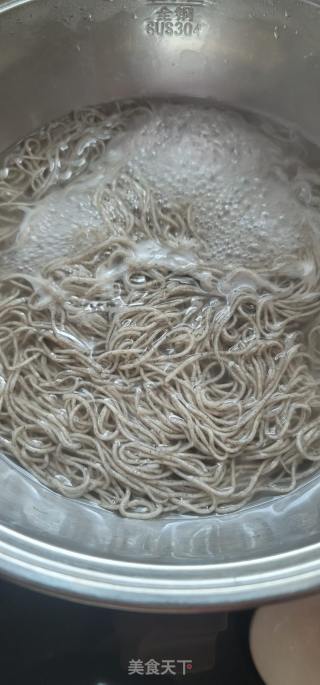 牛肉酱拌黑芝麻面的做法步骤：3