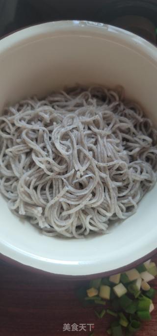牛肉酱拌黑芝麻面的做法步骤：4
