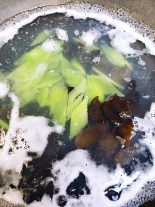 美味减脂多巴胺美食～莴笋炒虾仁的做法步骤：5