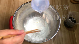 红糖糯米糍粑，小小一颗，糯米的香甜与红糖的浓郁在口中交织。的做法步骤：2