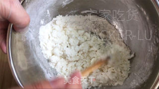 红糖糯米糍粑，小小一颗，糯米的香甜与红糖的浓郁在口中交织。的做法步骤：3