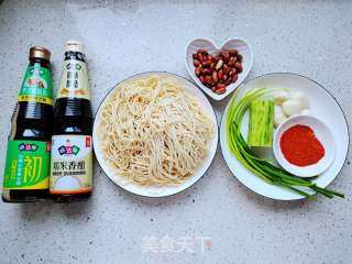 香辣凉拌面的做法步骤：1