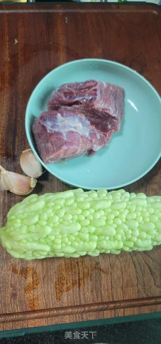 牛肉炒苦瓜的做法步骤：1