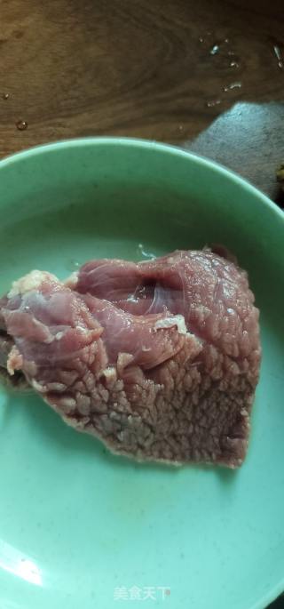 绿豆芽牛肉汤的做法步骤：1