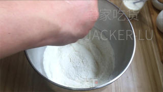 切达芝士吐司，香脆外皮和柔软内层、交织奶香芝士、香浓诱人，令人无法抗拒。的做法步骤：2