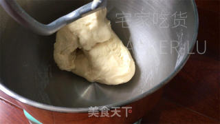 切达芝士吐司，香脆外皮和柔软内层、交织奶香芝士、香浓诱人，令人无法抗拒。的做法步骤：4