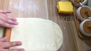 切达芝士吐司，香脆外皮和柔软内层、交织奶香芝士、香浓诱人，令人无法抗拒。的做法步骤：9