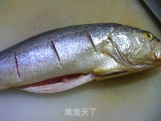 黄鱼烧六月黄的做法步骤：3