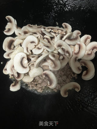 口蘑炒肉沫的做法步骤：6