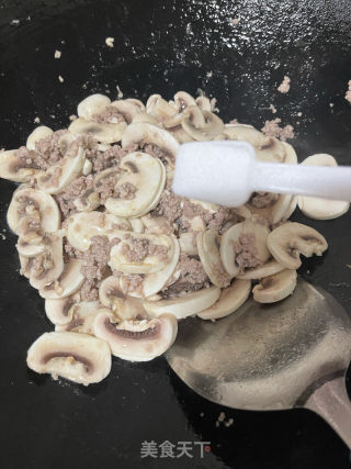 口蘑炒肉沫的做法步骤：7