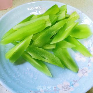 猪油渣炒莴笋的做法步骤：1