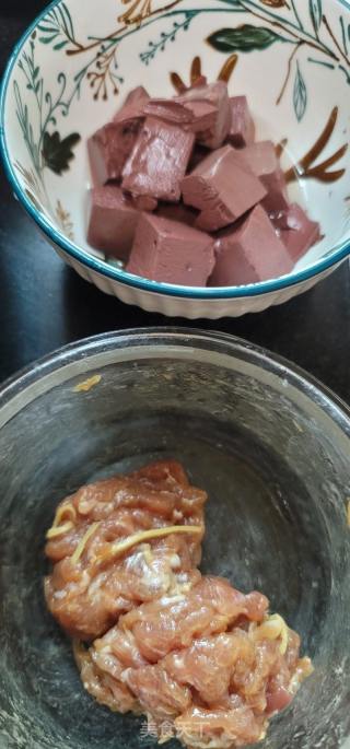 肉片猪红汤米粉的做法步骤：2