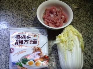 瘦肉丝娃娃菜炒青稞方便面的做法步骤：1