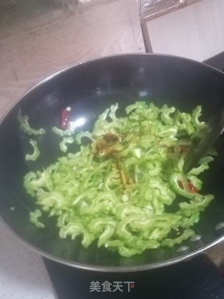 清炒苦瓜的做法步骤：3