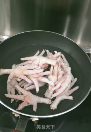 胡萝卜焖鸡爪的做法步骤：1
