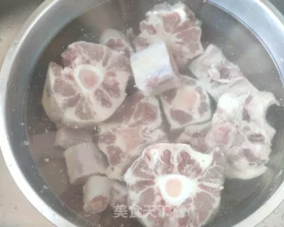 红焖牛尾的做法步骤：1
