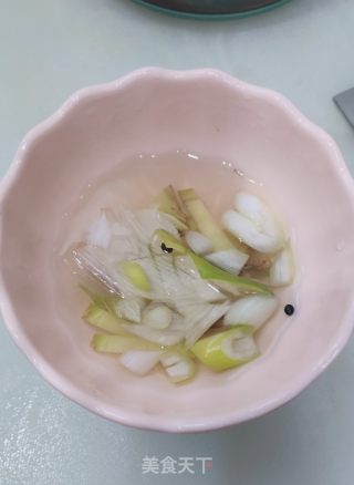 胡萝卜鲜肉馅馄饨的做法步骤：1
