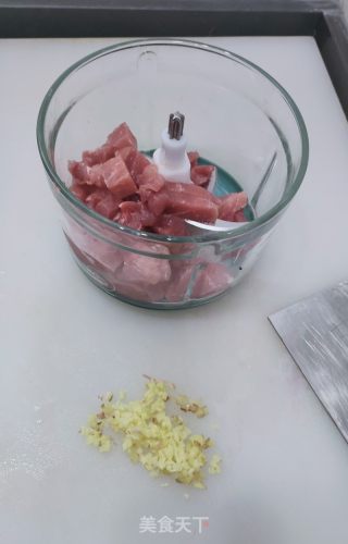 胡萝卜鲜肉馅馄饨的做法步骤：2