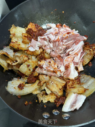 糍粑辣椒豆豉炒五花肉的做法步骤：2