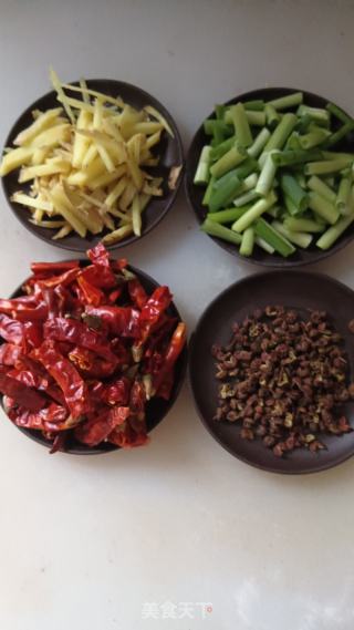 临沂炒鸡之干煸辣子鸡的做法步骤：1