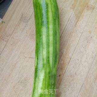 丝瓜炒鸡肉丸的做法步骤：1