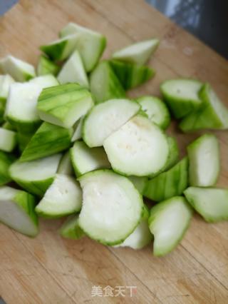 丝瓜炒鸡肉丸的做法步骤：3
