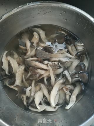 蘑菇粉条汤的做法步骤：1