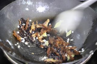 豆豉鲮鱼烧素肠的做法步骤：2