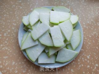 鲜虾煎蛋蒲瓜汤的做法步骤：3