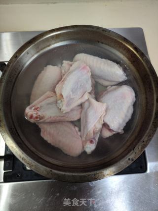 红烧鸡翅的做法步骤：1