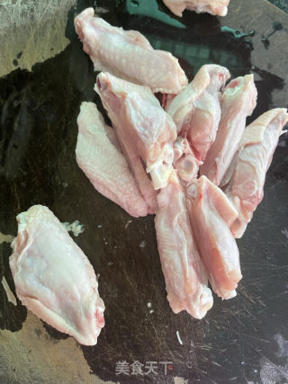 蒜香鸡翅的做法步骤：1