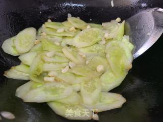 大蒜炒黄瓜的做法步骤：3