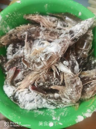 简单易操作的油炸大虾的做法步骤：3