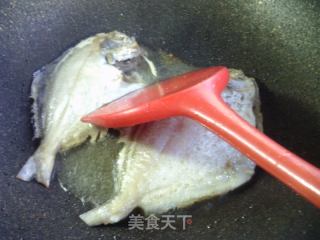 咸菜鲳鱼的做法步骤：2