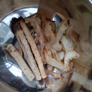 天麻沙参玉竹炖鸽子的做法步骤：1