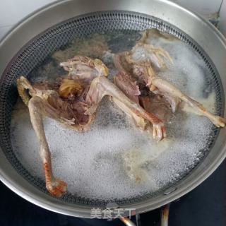 天麻沙参玉竹炖鸽子的做法步骤：6