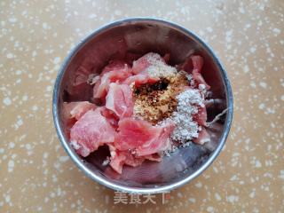 土豆蒸肉的做法步骤：1