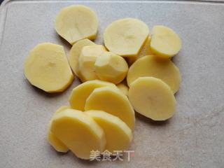 土豆蒸肉的做法步骤：2